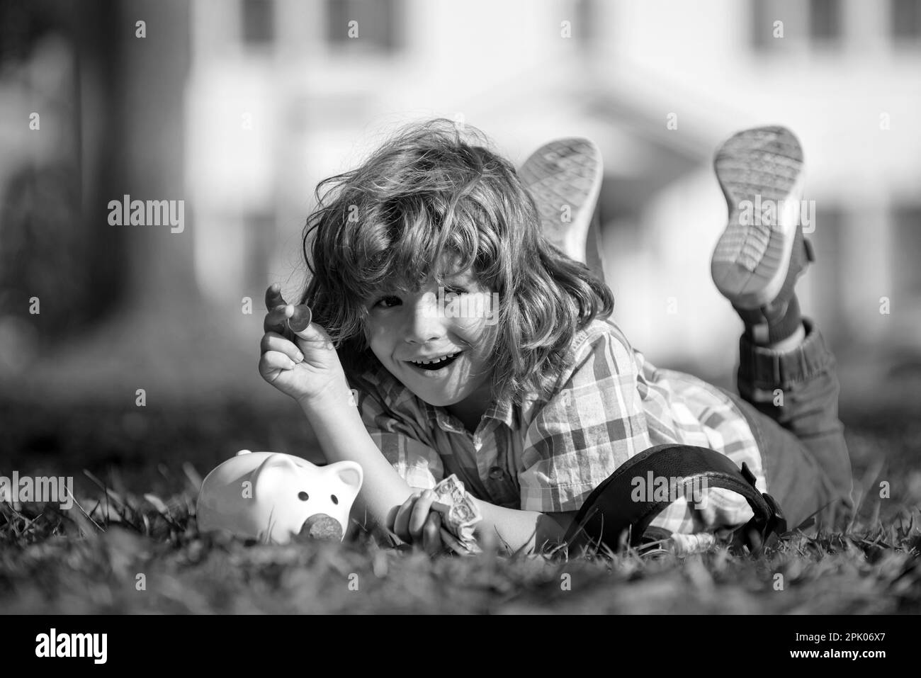 Banca. Investimenti capretto. Piggybank. Risparmio di denaro. Bambino ragazzo con moneta. Finanza bancaria. Foto Stock