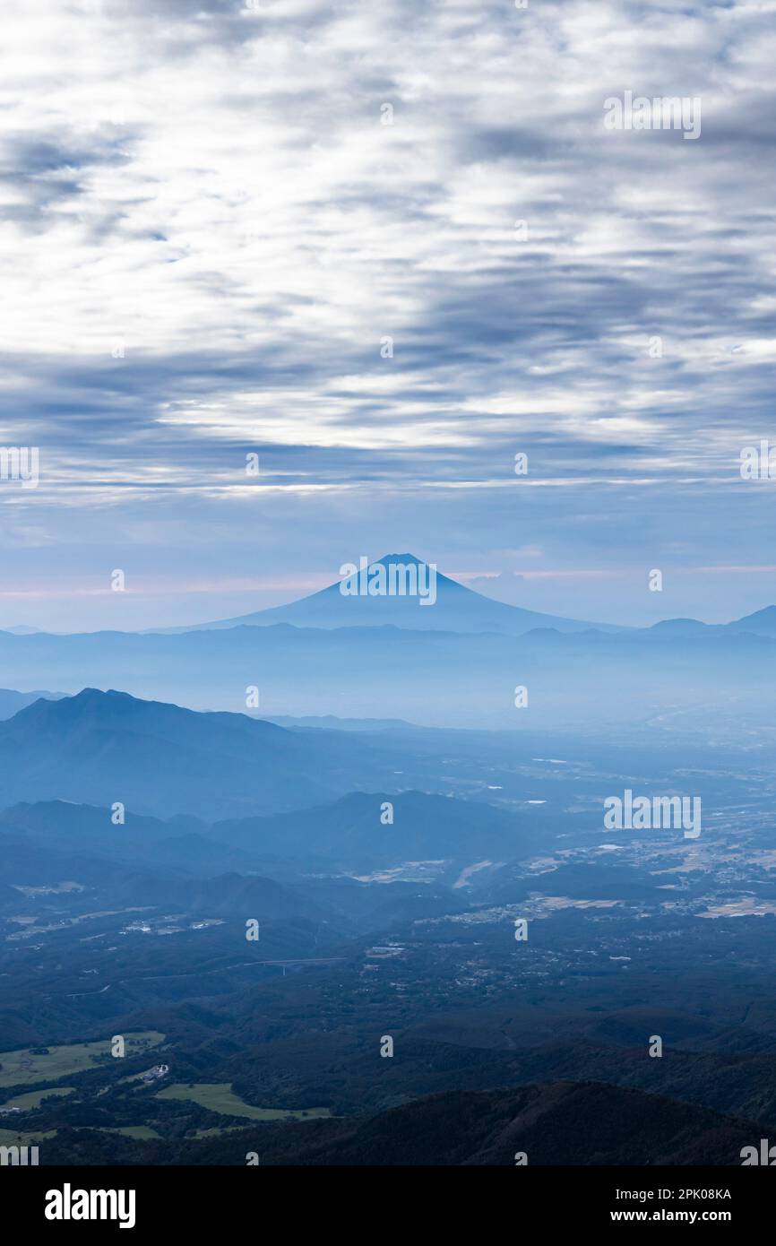 Vista distante del Monte Fuji, dalla cima del Monte Akadake (il più alto della catena montuosa dello Yatsugatake, 2899m), Nagano, Giappone, Asia orientale, Asia Foto Stock