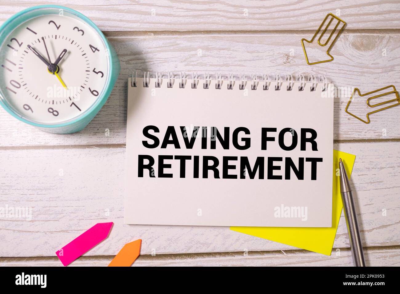 Concetto di risparmio per pensionamento. risparmio di testo per pensionamento su white paper Foto Stock