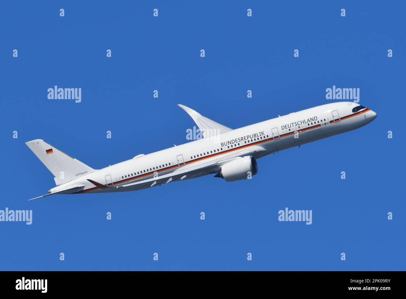 Tokyo, Giappone - 19 marzo 2023: Aereo da trasporto VIP dell'aeronautica tedesca Airbus A350-900 (10+01). Il cancelliere federale Scholz parte dal Giappone. Foto Stock