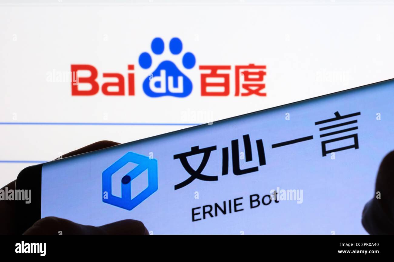 Logo Ernie ai bot visualizzato sullo schermo dello smartphone e logo Baidu sullo sfondo. Concetto. Stafford, Regno Unito, 3 aprile 2023 Foto Stock