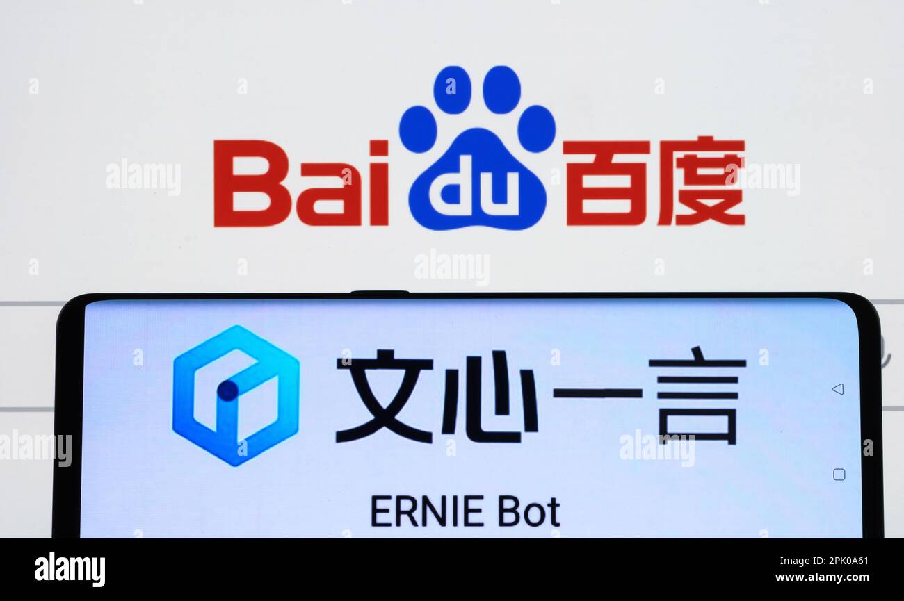 Logo Ernie ai bot visualizzato sullo schermo dello smartphone e logo Baidu sullo sfondo. Concetto. Stafford, Regno Unito, 3 aprile 2023 Foto Stock