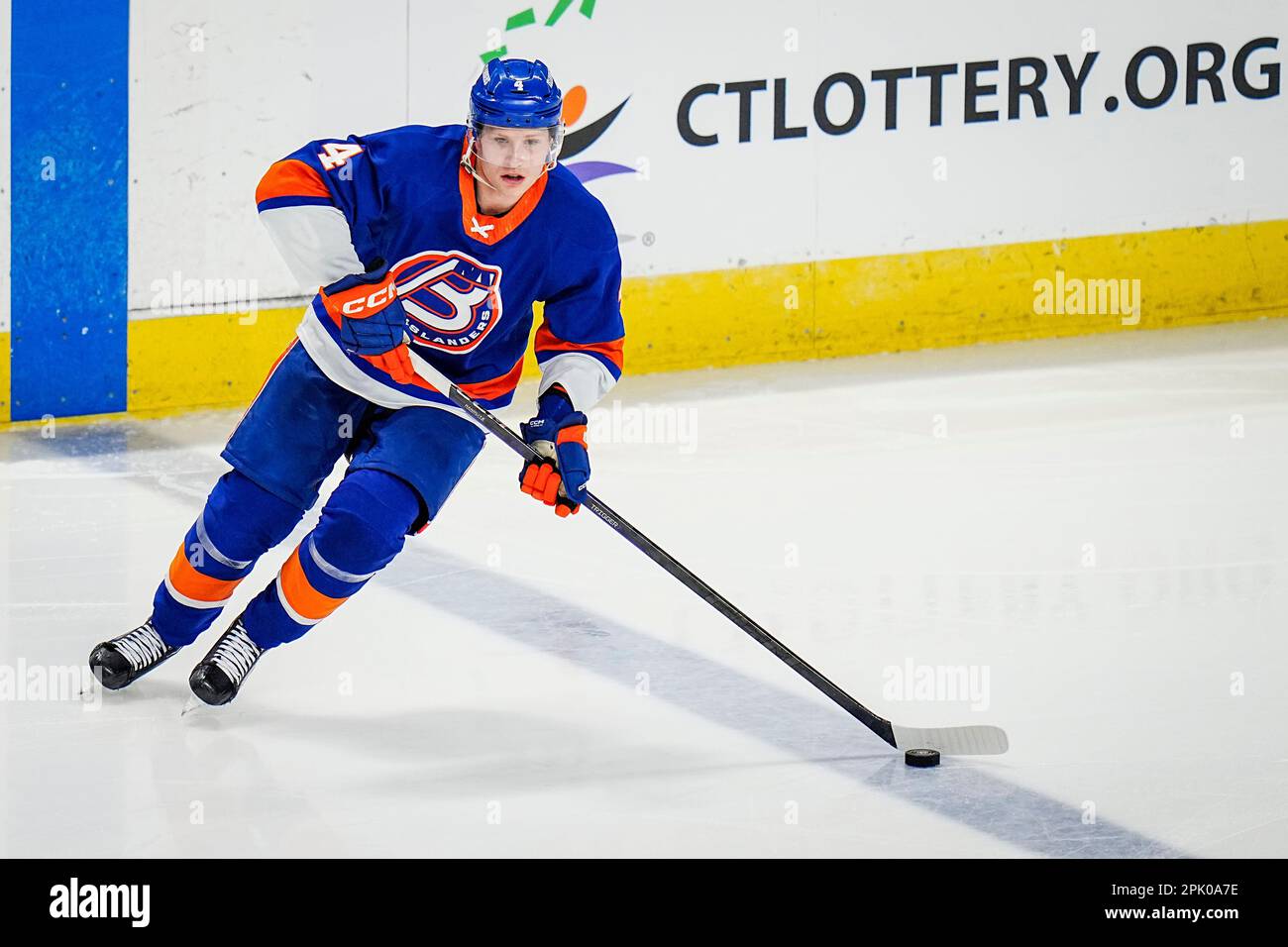 Bridgeport, Connecticut, Stati Uniti. 4th Apr, 2023. Bridgeport Islanders Dennis Cholowski (4) gestisce il disco durante una partita della American Hockey League contro gli Springfield Thunderbirds alla Total Mortgage Arena di Bridgeport, Connecticut. Rusty Jones/Cal Sport Media/Alamy Live News Foto Stock