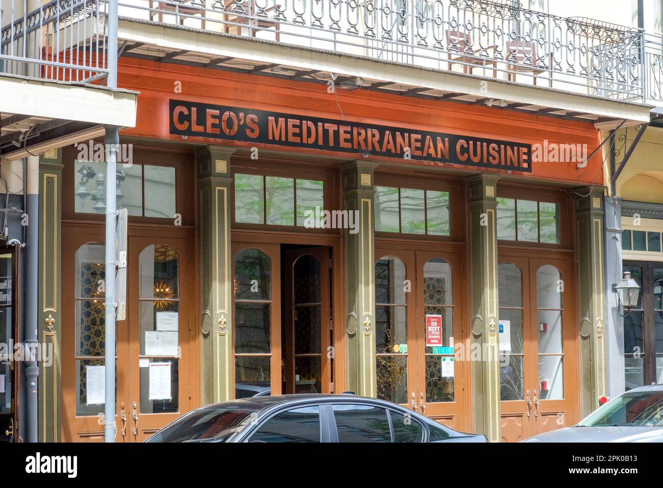 NEW ORLEANS, LA, USA - 2 APRILE 2023: Davanti alla cucina mediterranea di Cleo in Decatur Street, nel quartiere francese Foto Stock