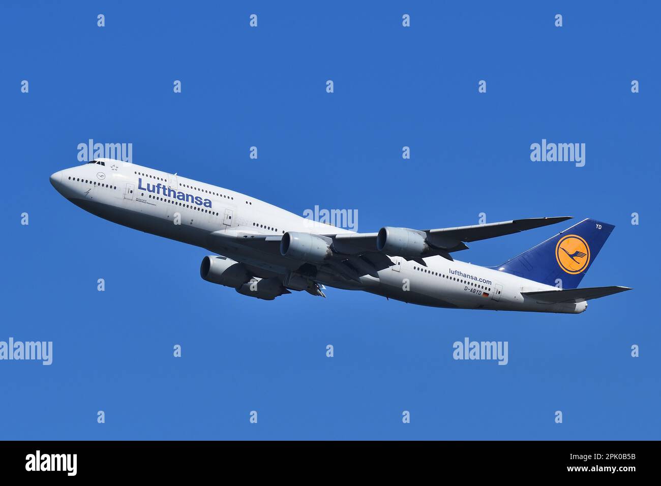 Tokyo, Giappone - 19 marzo 2023: Aereo passeggeri Lufthansa Boeing B747-8 (D-ABYD). Foto Stock