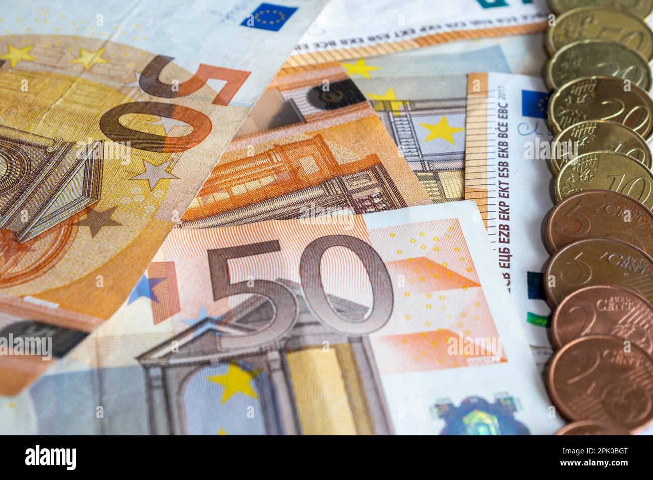 Primo piano delle banconote e monete in euro e dei centesimi di euro Foto Stock