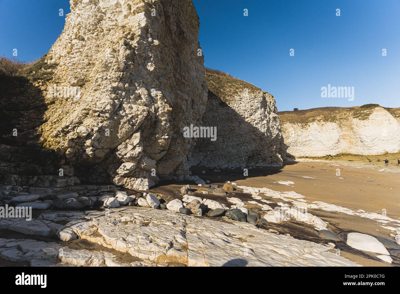 Flamborough Head - la costa dello Yorkshire e la scogliera di mare a gesso settentrionale della Gran Bretagna fotografata durante una bella giornata di cielo limpido. Foto di alta qualità Foto Stock