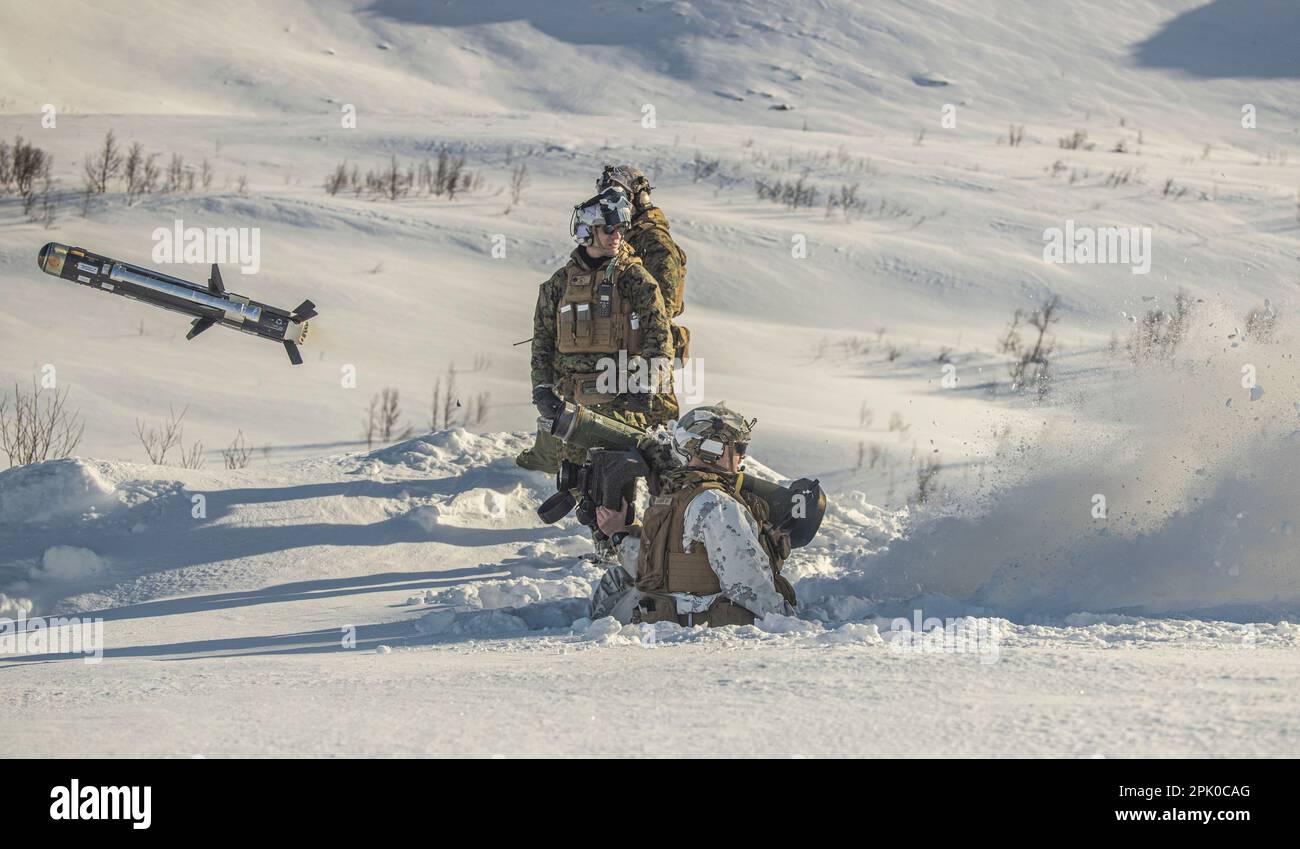 STATI UNITI Marines con 3rd battaglione, 2D reggimento marino, 2D divisione marina, spara un FGM-148 Javelin durante un campo di fuoco vivo mentre schierato con Marine Rotational Forces Europe (MRF-e) 23,1 a Setermoen, Norvegia, 2 aprile 2023. La MRF-e si concentra sugli impegni regionali in tutta Europa conducendo vari esercizi, la formazione in guerra di montagna e gli impegni militari-militari che migliorano l'interoperabilità generale degli Stati Uniti Corpo marino con alleati e partner. (STATI UNITI Corpo marino foto di CPL. Megan Ozaki) Foto Stock
