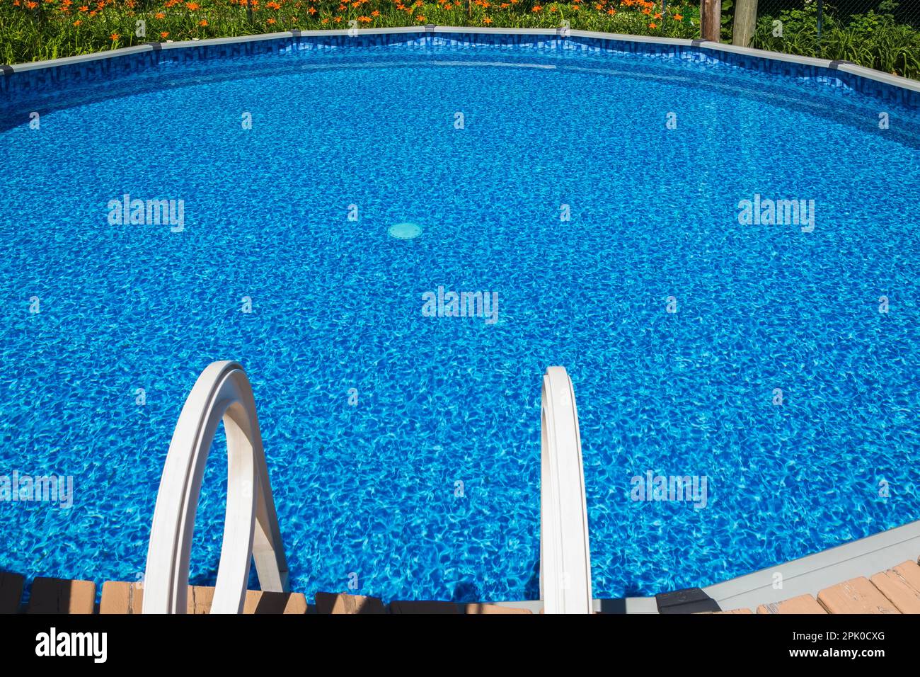 Piscina al di sopra del terreno nel cortile in estate. Foto Stock