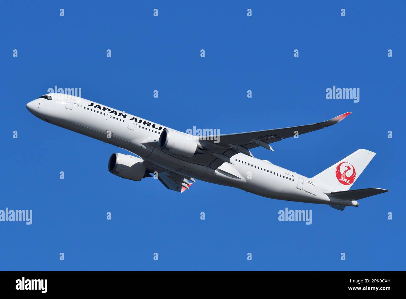 Tokyo, Giappone - 19 marzo 2023: Aereo passeggeri Japan Airlines (JAL) Airbus A350-900 (JA12XJ). Foto Stock