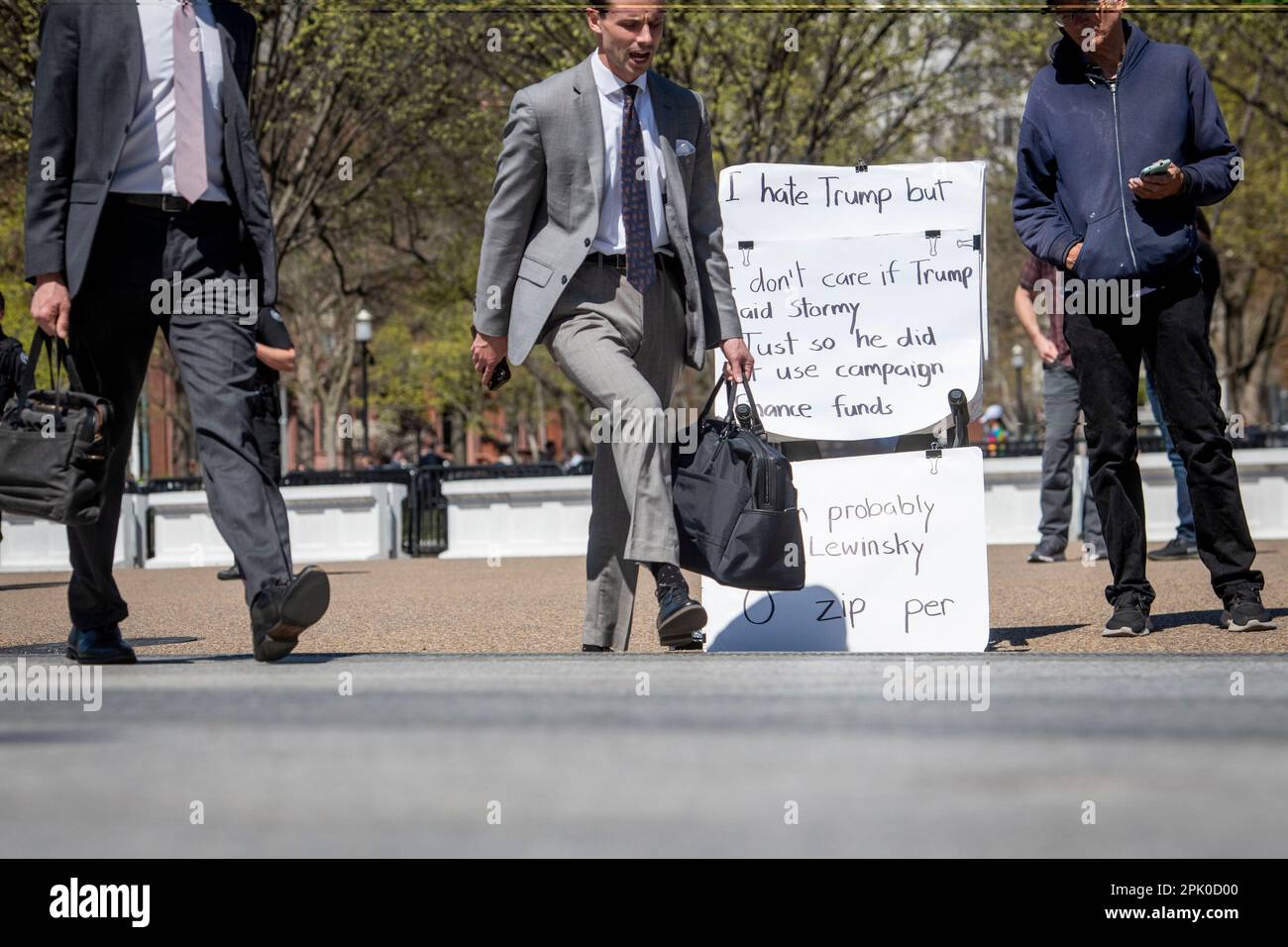 La gente va circa la loro vita quotidiana mentre visitano fuori della Casa Bianca a Washington, DC, martedì 4 aprile 2023, Mentre l’ex presidente Donald Trump è arrestato e arraigned presso il Tribunale penale di Manhattan a New York City su 34 conteggi di felicit che derivano da pagamenti di denaro di hush effettuati alla star del cinema adulto Stormy Daniels prima delle elezioni presidenziali del 2016. Credito: Rod Lamkey/CNP Foto Stock