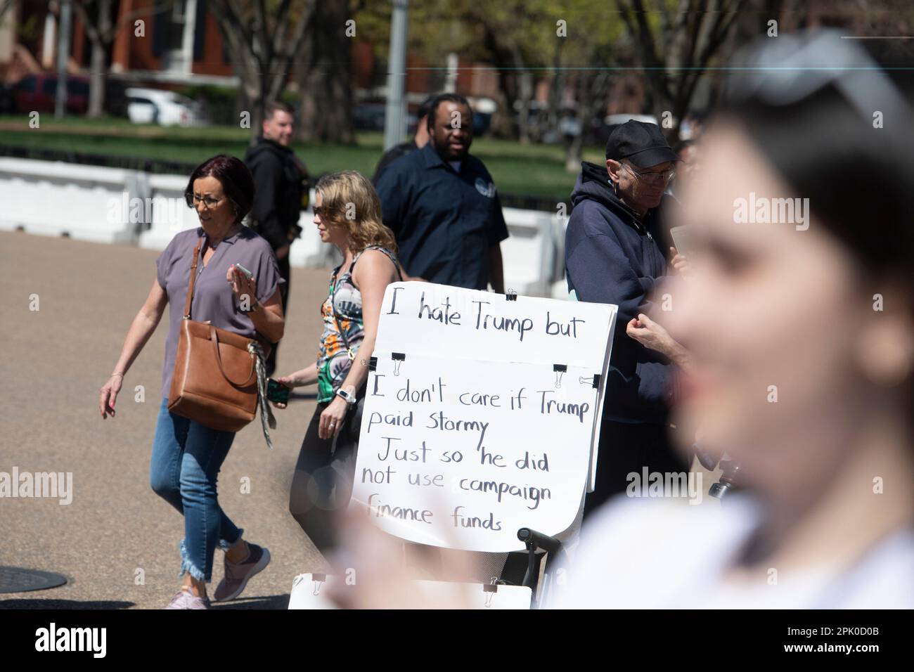 La gente va circa la loro vita quotidiana mentre visitano fuori della Casa Bianca a Washington, DC, martedì 4 aprile 2023, Mentre l’ex presidente Donald Trump è arrestato e arraigned presso il Tribunale penale di Manhattan a New York City su 34 conteggi di felicit che derivano da pagamenti di denaro di hush effettuati alla star del cinema adulto Stormy Daniels prima delle elezioni presidenziali del 2016. Credito: Rod Lamkey/CNP Foto Stock