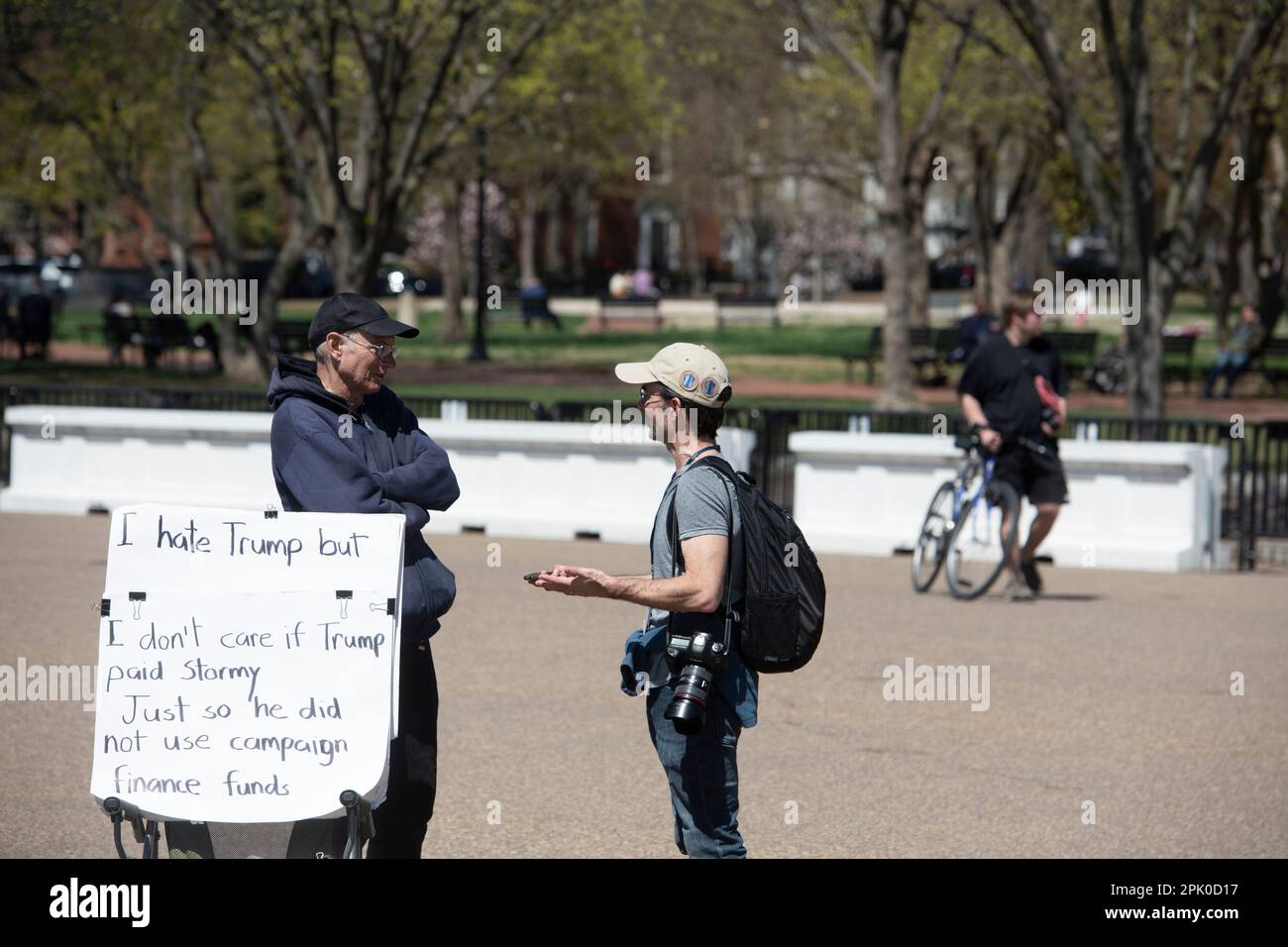 Amici al lavoro: WAMUâs @tyronephoto lavora la vita quotidiana mentre fuori dalla Casa Bianca a Washington, DC, Martedì, 4 aprile 2023, Mentre l’ex presidente Donald Trump è arrestato e arraigned presso il Tribunale penale di Manhattan a New York City su 34 conteggi di felicit che derivano da pagamenti di denaro di hush effettuati alla star del cinema adulto Stormy Daniels prima delle elezioni presidenziali del 2016. Foto Stock