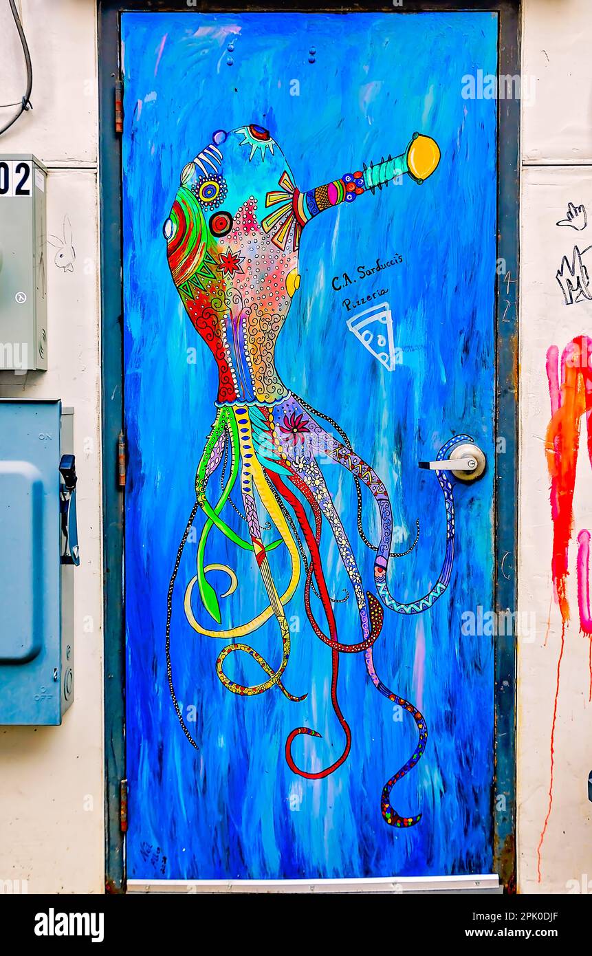 Graffiti e altre opere d'arte sono raffigurate in Fishbone Alley, il 2 aprile 2023, a Gulfport, Mississippi. Il vicolo in mattoni è pieno di graffiti e arte Foto Stock