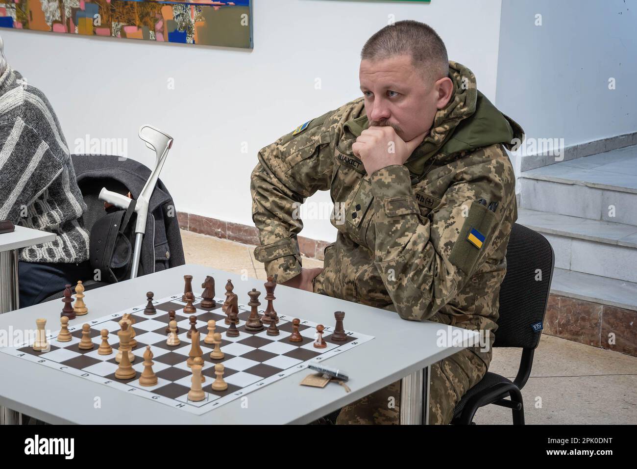 Un uomo militare gioca a scacchi in una sessione di scacchi simultanea.  Civili, militari e bambini hanno visitato un gioco simultaneo di scacchi  'Spring Counteroffensive' con la partecipazione dei grandi maestri  internazionali