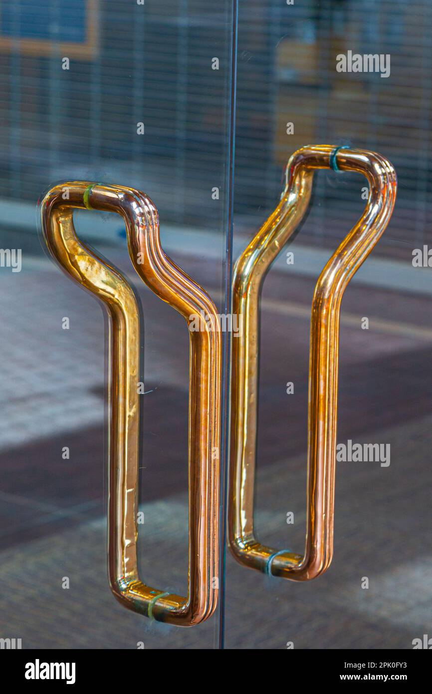 Maniglie in ottone lucidato in una porta in vetro nel centro di Vancouver British Columbia Canada Foto Stock