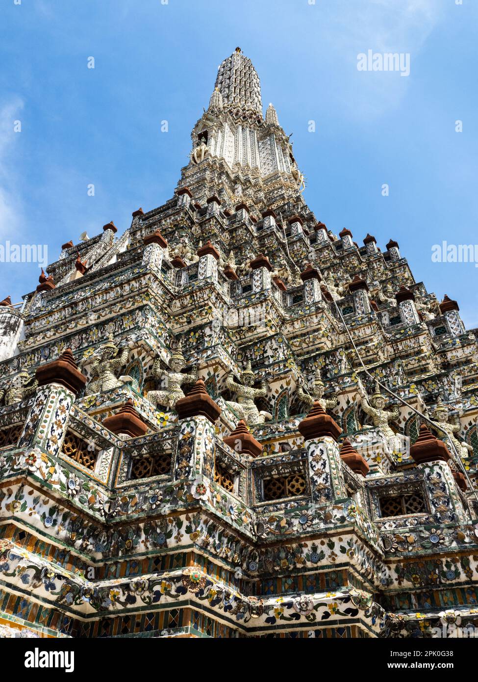 Scopri la bellezza mozzafiato del tempio Wat Arun della Thailandia, dove la splendida guglia principale adornata da intricati colori si innalza verso il luminoso Foto Stock