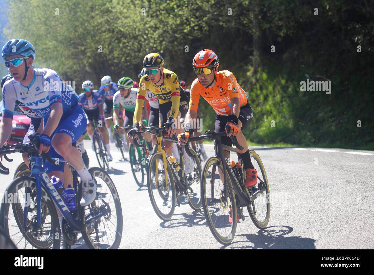 Arkiskil, Spagna, 04th aprile 2023: Il peloton salendo il porto di Arkiskil durante la 2nd tappa del Paese Basco Itzulia 2023 tra Viana e Leitza, il 04 aprile 2023, ad Arkiskil, Spagna. Credit: Alberto Brevers / Alamy Live News Foto Stock