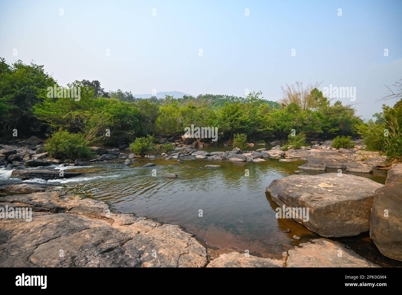 Cascata del fiume nel paesaggio forestale, bella natura acqua ruscello con rocce nella foresta tropicale piccola montagna cascata acqua che scorre a. Foto Stock