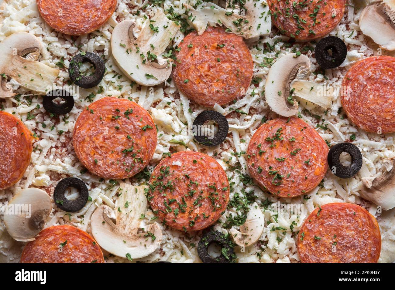 Peperoni surgelati e pizza al formaggio con olive nere e funghi bianchi, Studio Composition, Quebec, Canada Foto Stock