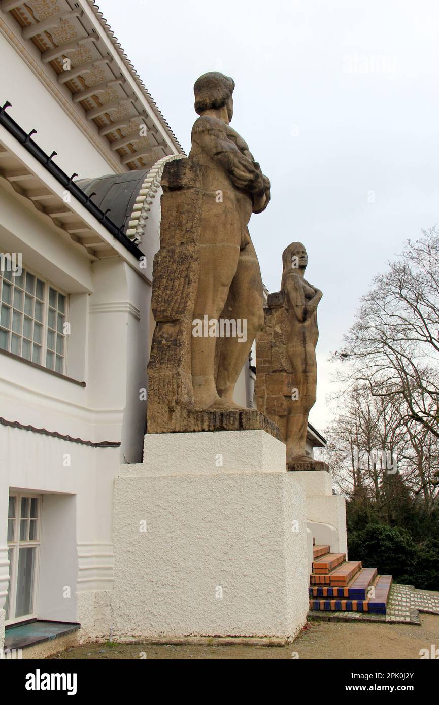 Sculture 'Power' e 'Beauty' di Ludwig Habich, all'ingresso della Ernst Ludwig House, la colonia degli artisti, Darmstadt, Germania Foto Stock