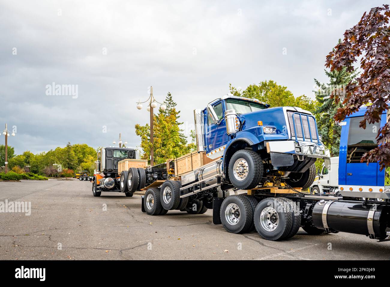 Pulire il carro grande potente cofano Day Cab trasportatore locale trattore semi-camion blu senza semirimorchio che traina un altro semi-camion accoppiati tra loro Foto Stock