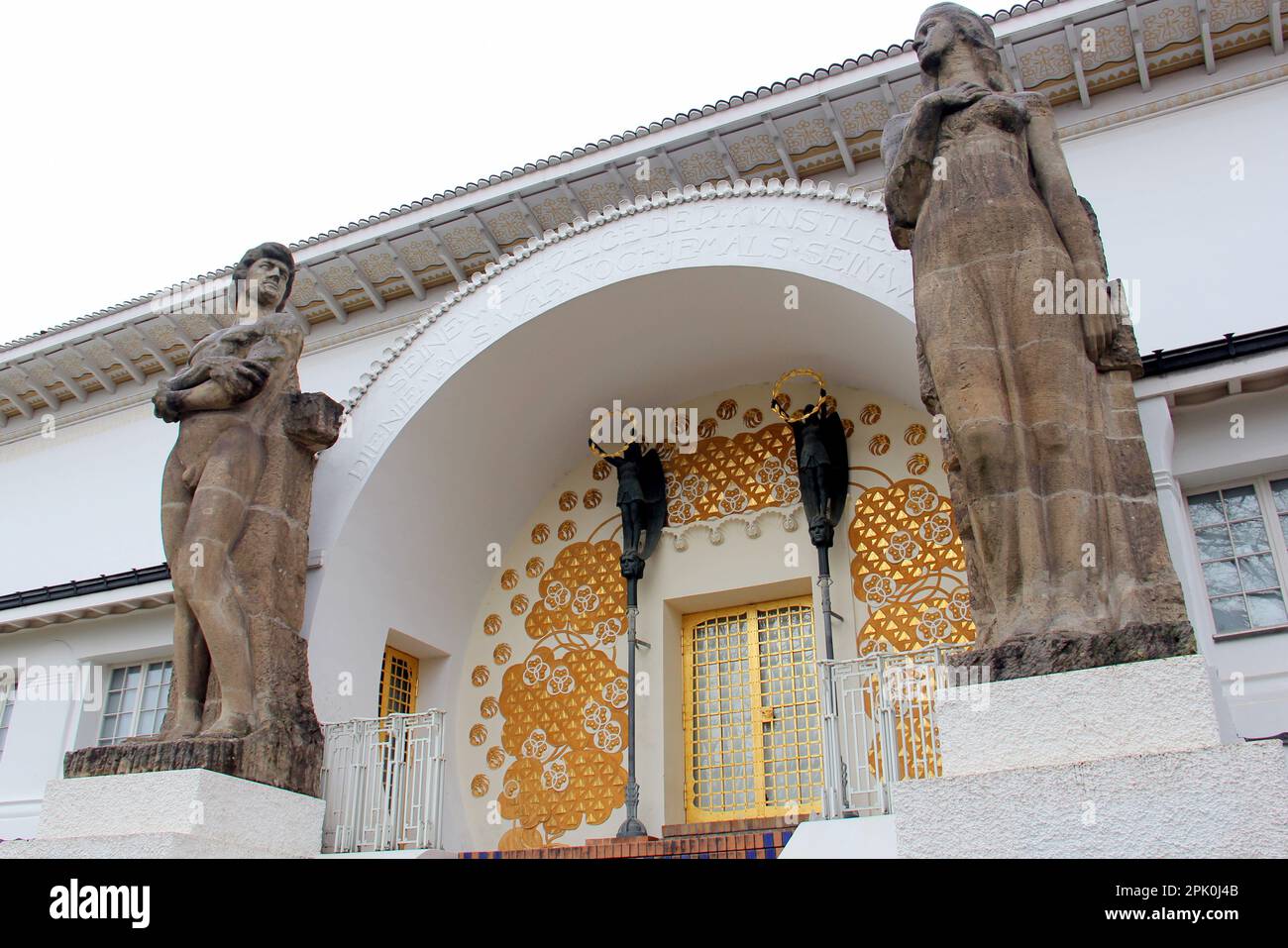 Sculture 'Power' e 'Beauty' di Ludwig Habich, all'ingresso della Ernst Ludwig House, la colonia degli artisti, Darmstadt, Germania Foto Stock