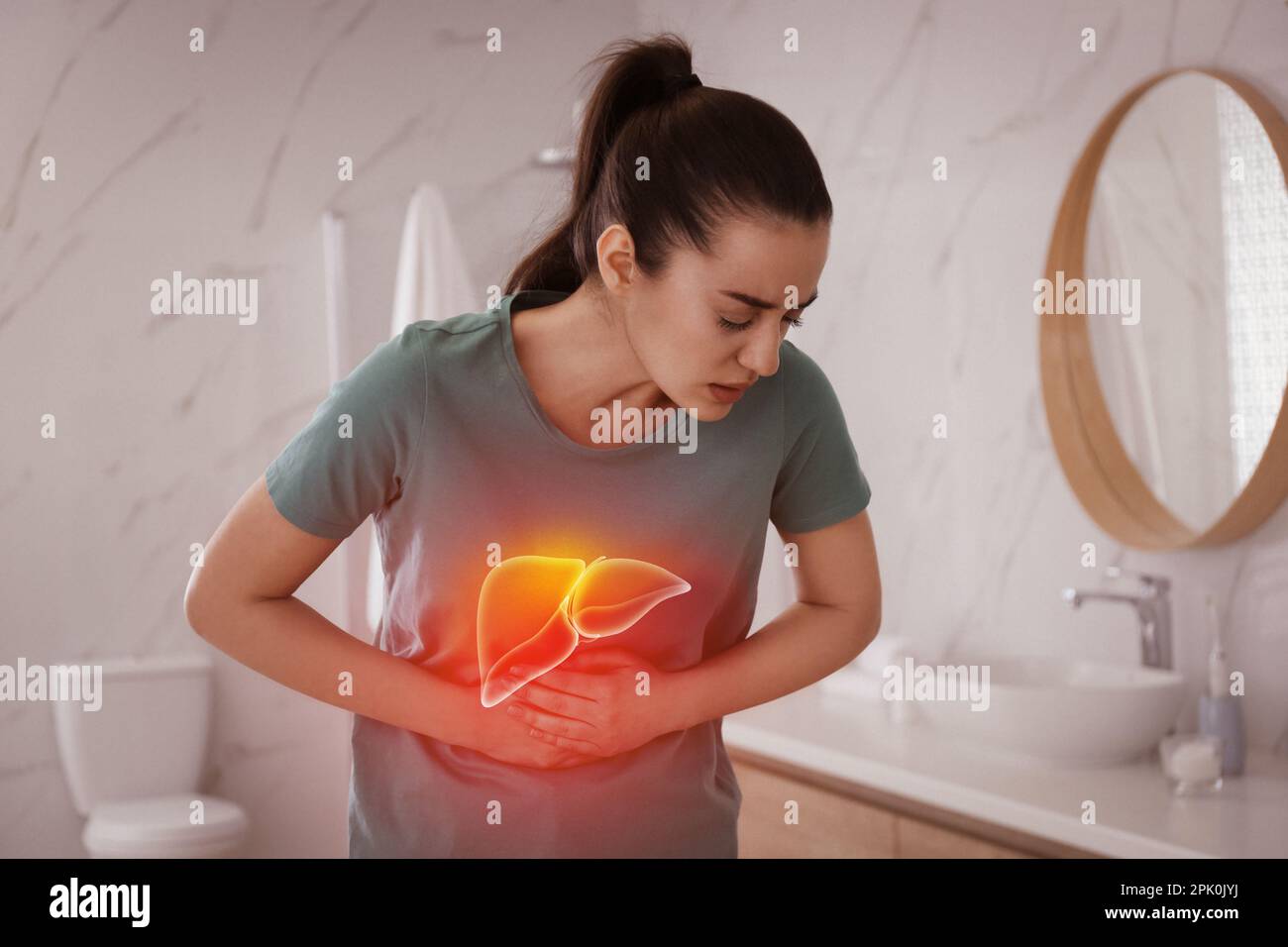 Donna malata che soffre di dolore in bagno e illustrazione di fegato malsano. Malattia da epatite Foto Stock