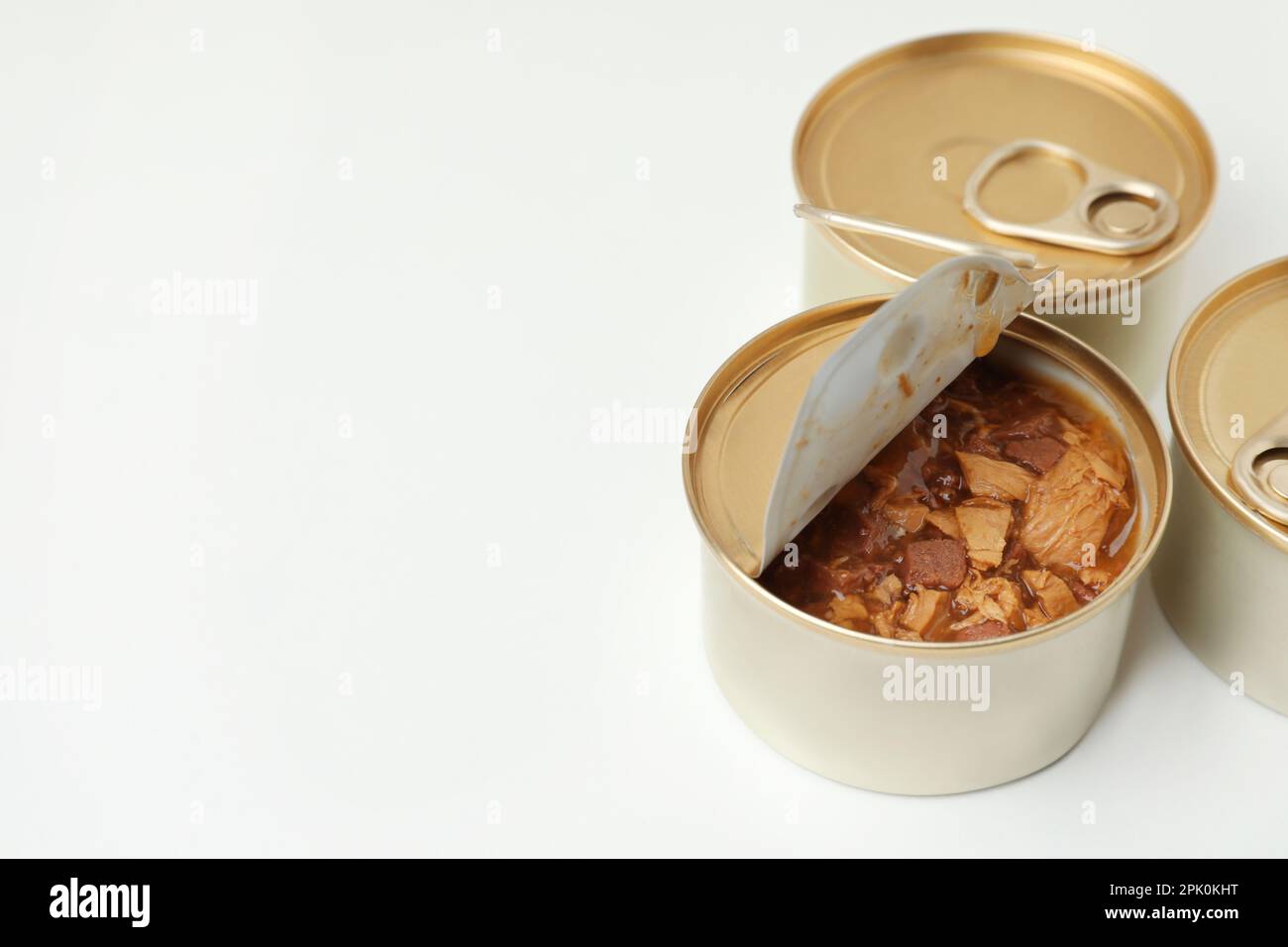 Lattine di lattina con cibo gatto umido su sfondo bianco. Spazio per il testo Foto Stock