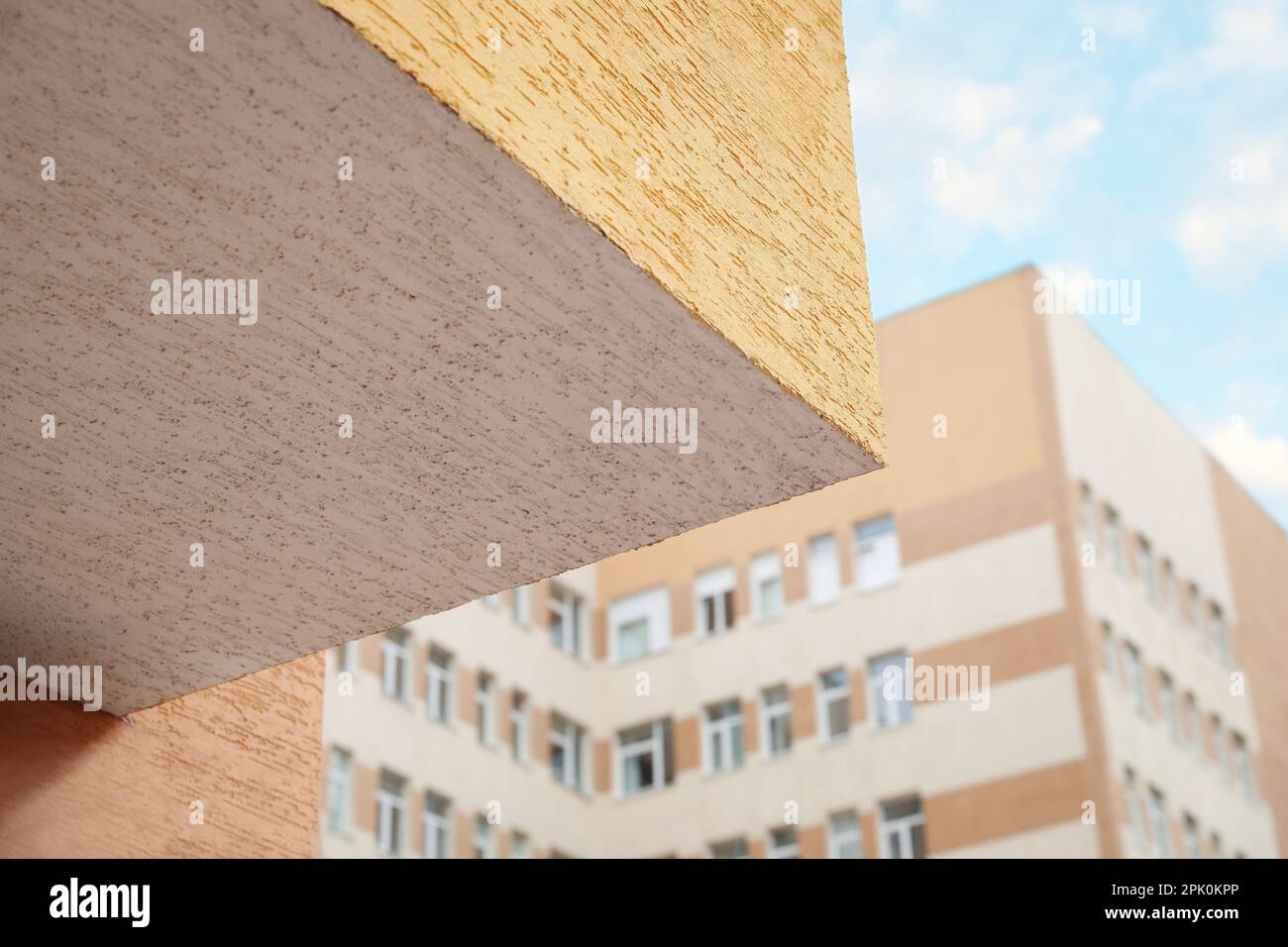 Moderna telecamera di sicurezza a circuito chiuso all'esterno dell'edificio. Spazio per il testo Foto Stock