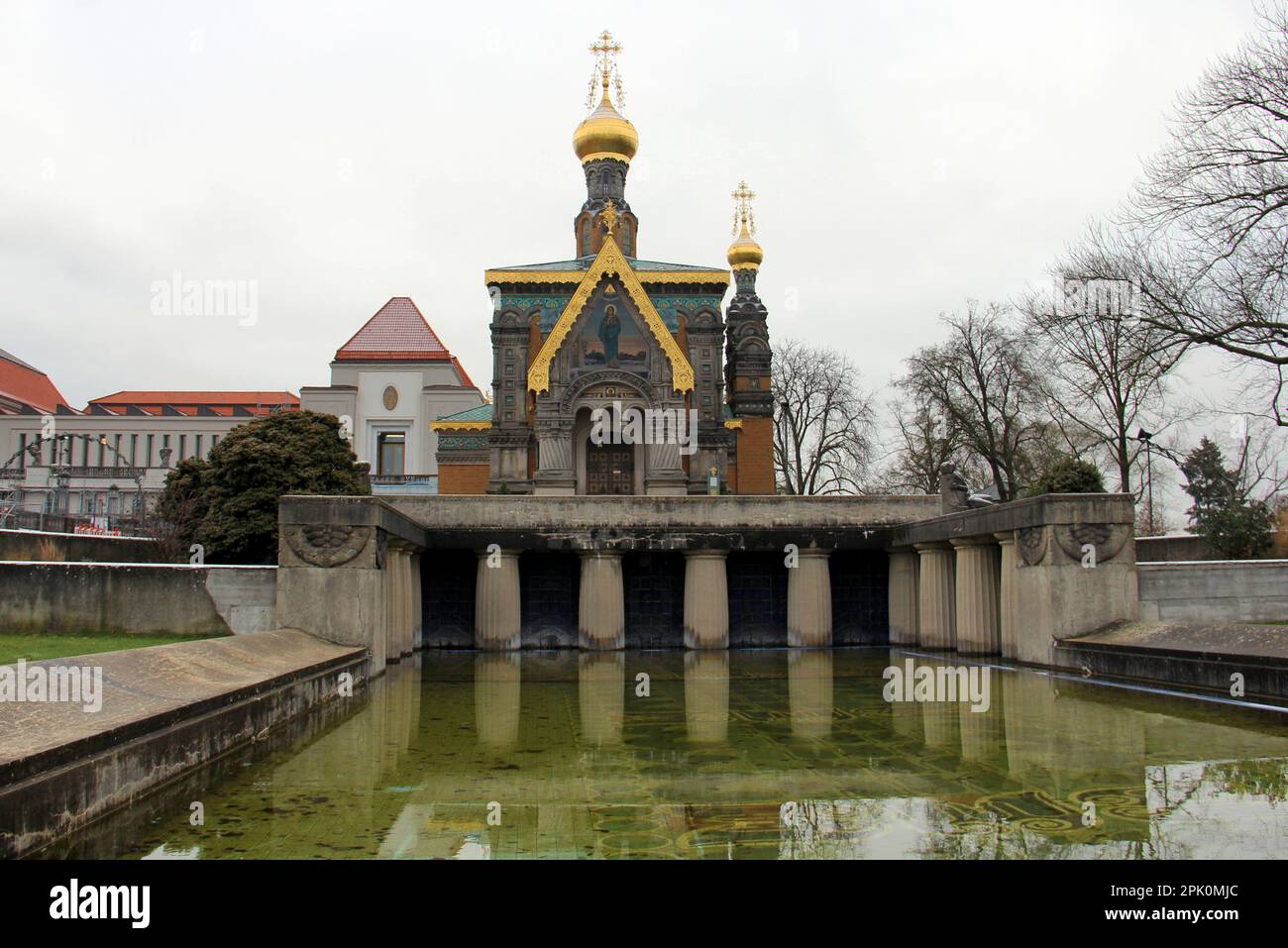 St Mary Magdalene Chapel, storica chiesa ortodossa russa a Mathildenhoehe, vista sulla piscina di riflessione di fronte a Darmstadt, Germania Foto Stock