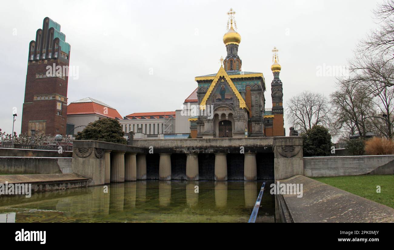 St Cappella di Maria Maddalena, storica chiesa ortodossa russa a Mathildenhoehe, costruita nel 1897-1899, Torre nuziale sullo sfondo, Darmstadt, Germania Foto Stock