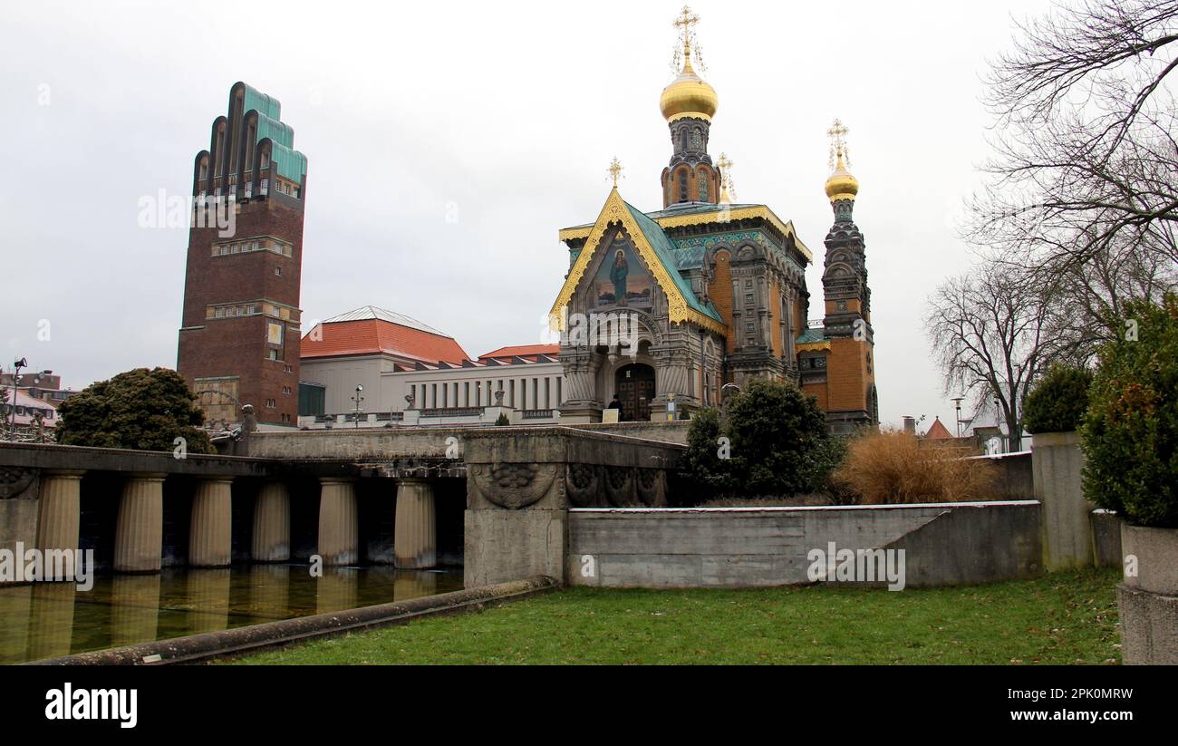 St Cappella di Maria Maddalena, storica chiesa ortodossa russa a Mathildenhoehe, costruita nel 1897-1899, Torre nuziale sullo sfondo, Darmstadt, Germania Foto Stock