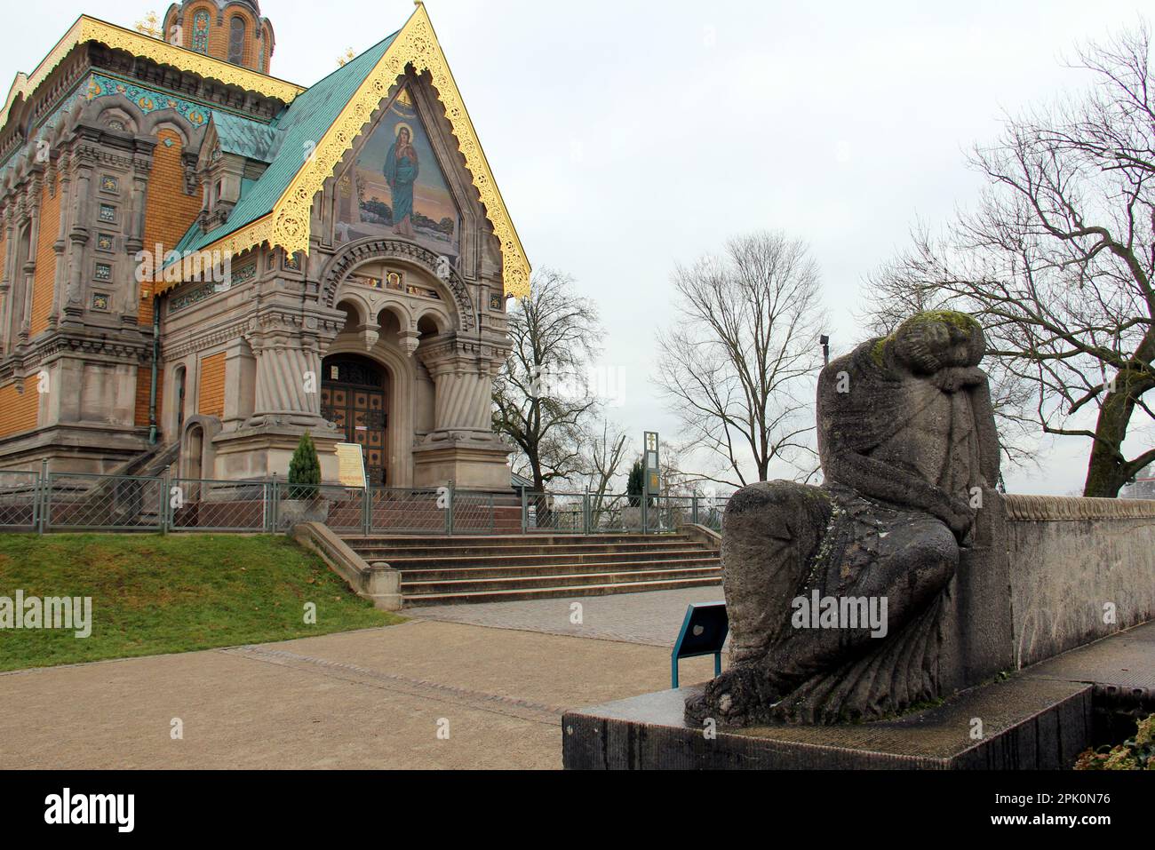 St Cappella di Maria Maddalena, storica chiesa ortodossa russa a Mathildenhoehe, scultura in pietra scolpita in primo piano, Darmstadt, Germania Foto Stock