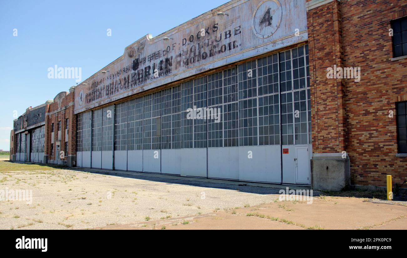 Floyd Bennett Field, esterno ombreggiato con elementi Art Deco di hangar abbandonato, New York, NY, USA Foto Stock