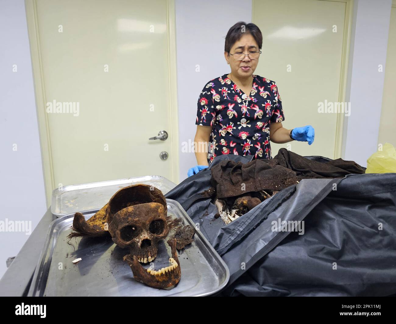 Manila, Filippine. 04th Apr, 2023. Il patologo forense Dr. Raquel Fortun esamina gli scheletri esumati delle vittime della guerra di droga a Caloocan City. (Foto di Sherbien Dacalanio/Pacific Press) Credit: Pacific Press Media Production Corp./Alamy Live News Foto Stock