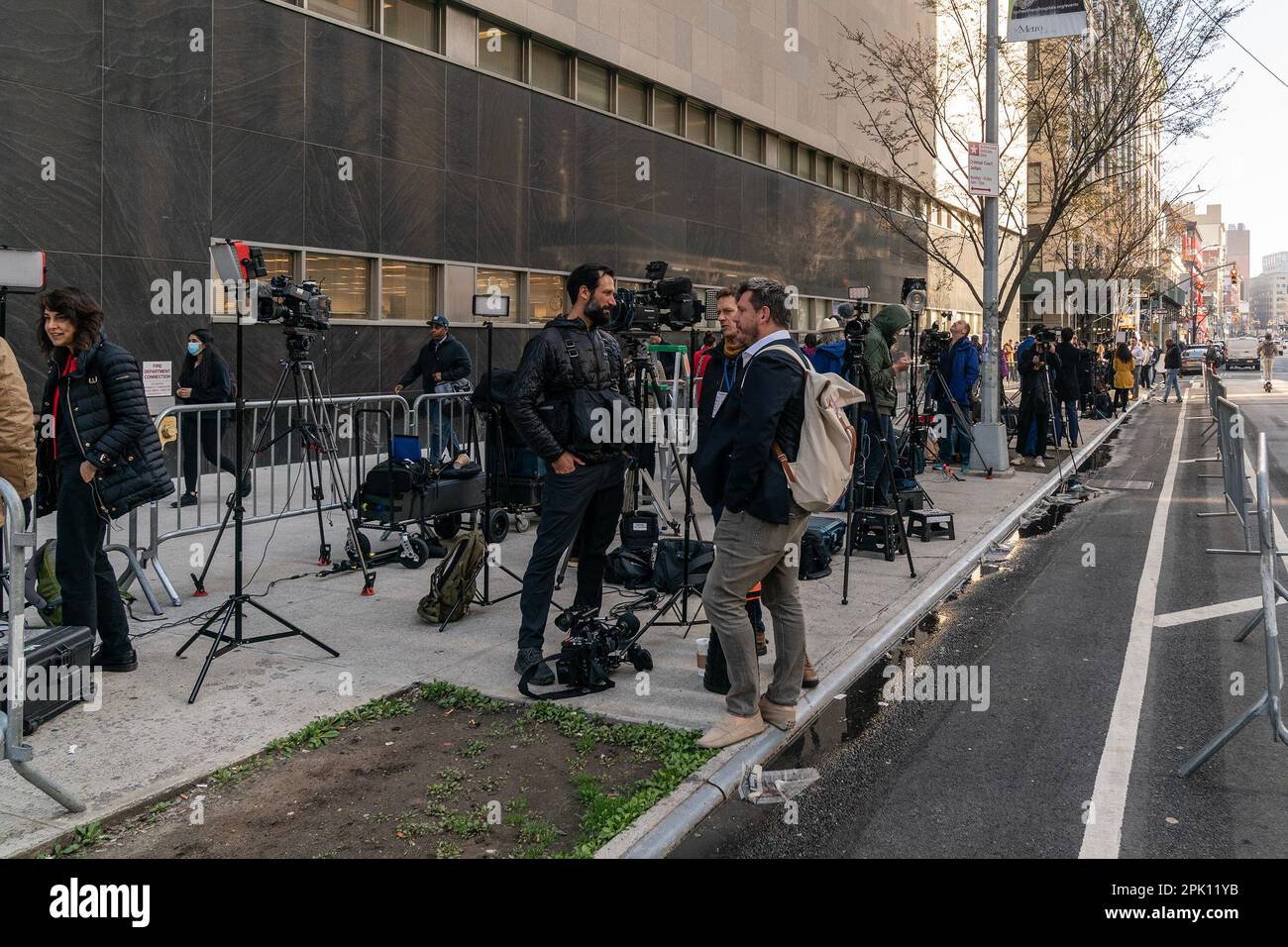 4 aprile 2023, New York, New York, Stati Uniti: Centinaia di membri dei media visti al tribunale penale di New York durante la comparsa da parte dell'ex presidente Donald Trump Jr (Credit Image: © Lev Radin/Pacific Press via ZUMA Press Wire) SOLO PER USO EDITORIALE! Non per USO commerciale! Foto Stock