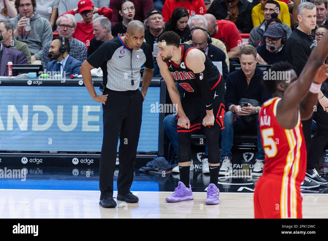 Chicago, Stati Uniti. 04th Apr, 2023. Chicago, USA, 4 aprile 2023: Zach LaVine (8 Chicago Bulls) parla con l'arbitro durante la partita tra i Chicago Bulls e gli Atlanta Hawks martedì 4 aprile 2023 allo United Center, Chicago, USA. (NESSUN USO COMMERCIALE) (Shaina Benhiyoun/SPP) Credit: SPP Sport Press Photo. /Alamy Live News Foto Stock