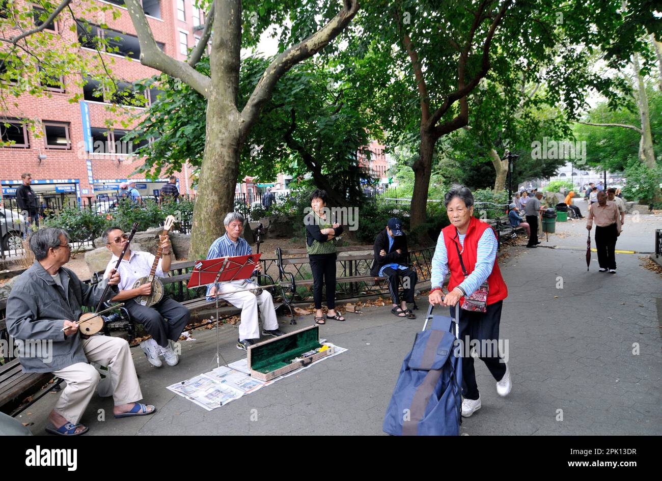 Gli anziani cinesi suonano i loro strumenti tradizionali al Dr. Sun Yat-Sen Plaza al Columbus Park a Chinatown, Manhattan, New York City, USA. Foto Stock