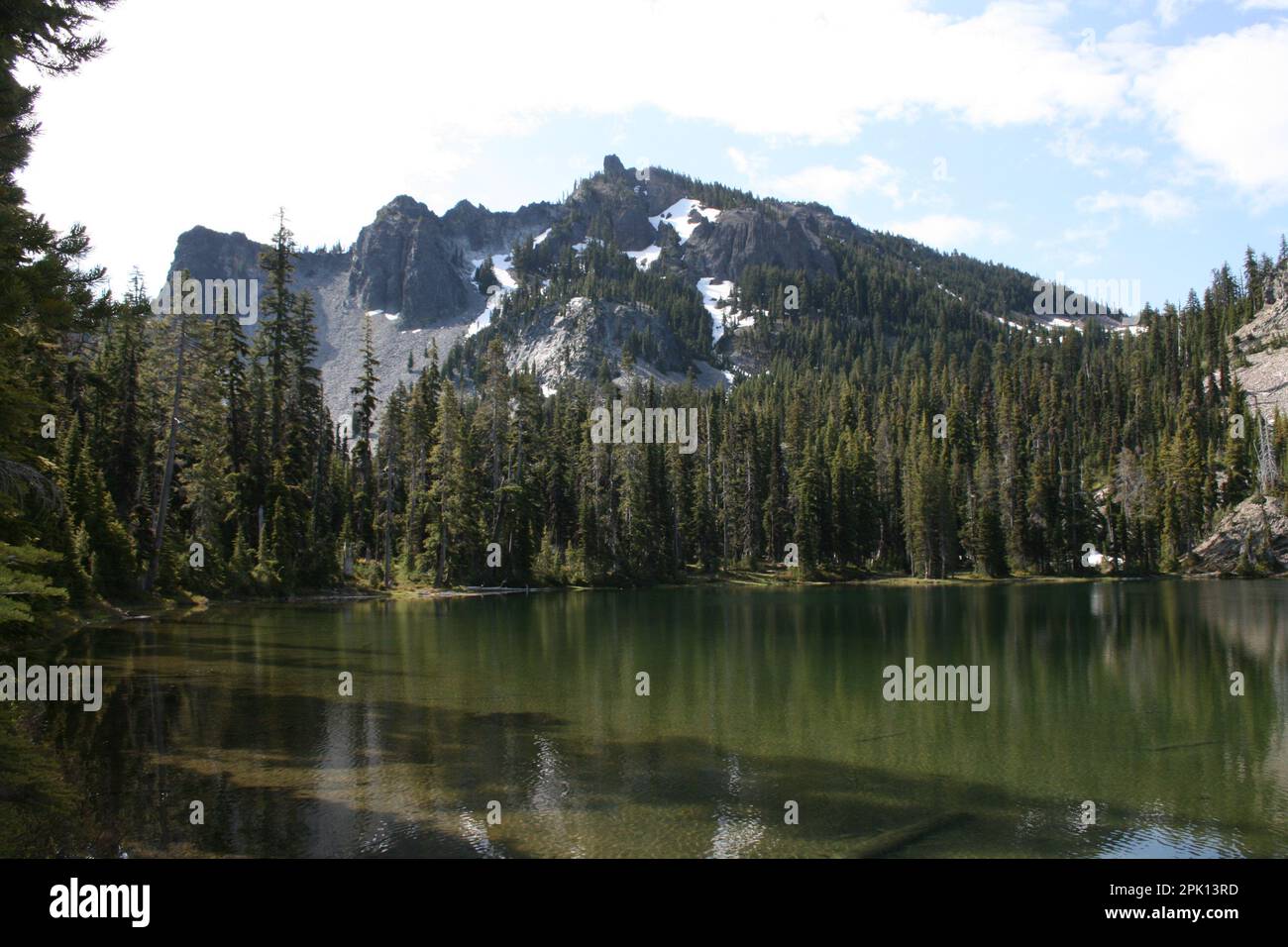 Diavoli picco da Cliff Lake al largo del PCT nella natura selvaggia dei sette laghi nella contea di Klamath in Oregon Foto Stock