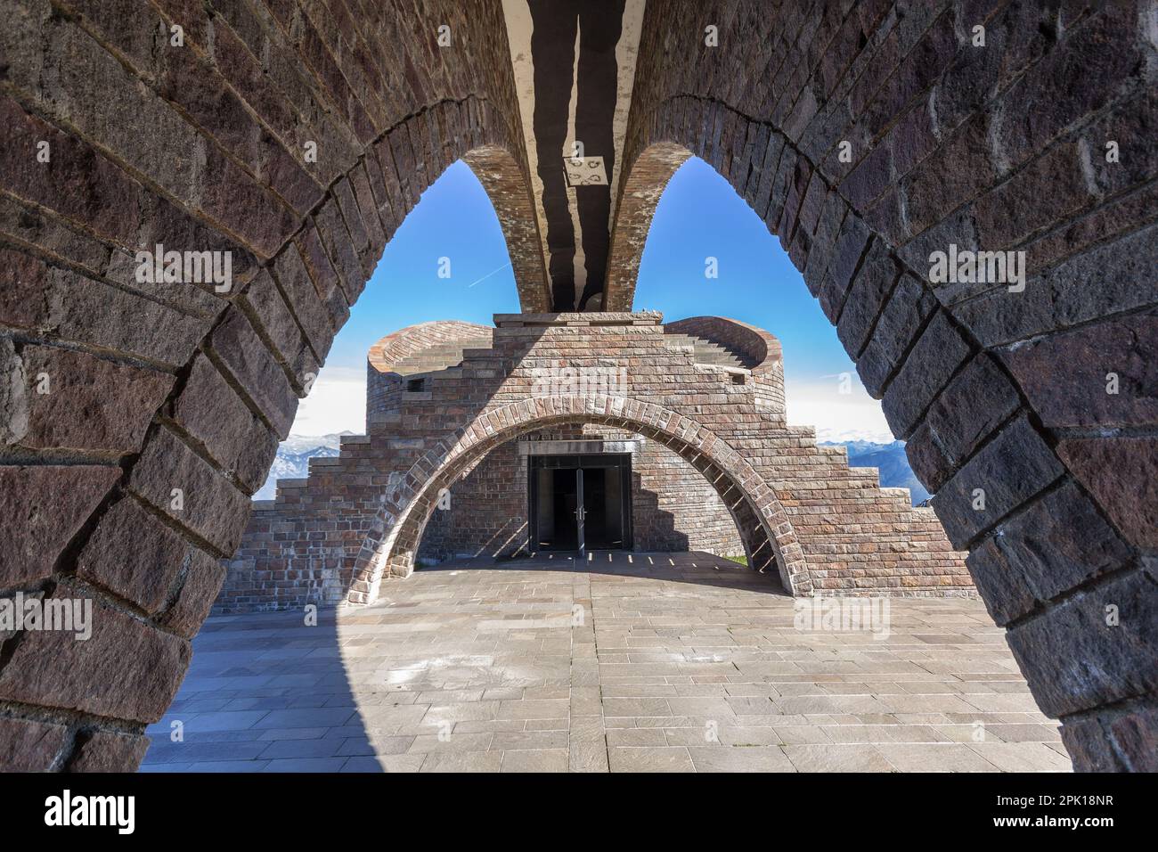 Tamaro, Svizzera - 03 ottobre 2018: Cappella di Santa Maria degli Angeli sul Monte Tamaro dell'arcetto svizzero Mario Botta nel Canton Ticino, Svizzera Foto Stock