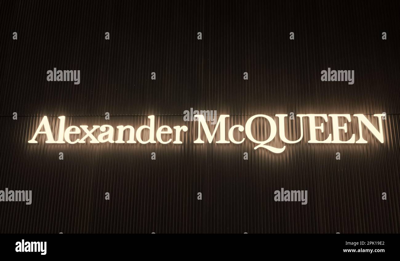 Miami, USA - 20 Marzo 2021: Cartello illuminato Alexander McQueen al  quartiere di Design in Florida Foto stock - Alamy