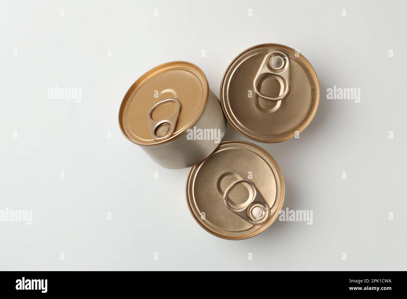 Lattine di lattina con alimenti umidi per gatti su sfondo bianco, vista dall'alto Foto Stock