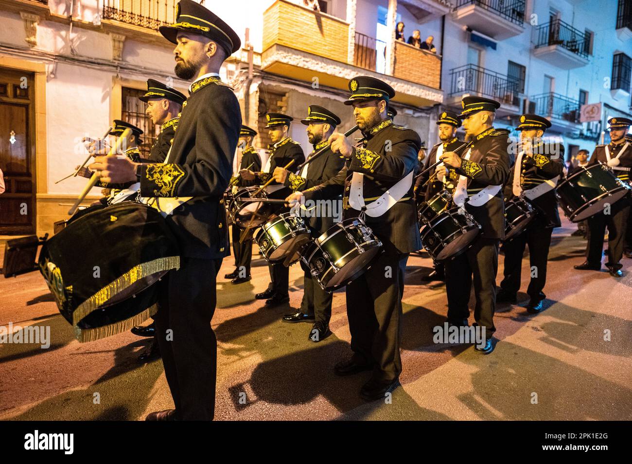 Ronda, Provincia di Malaga, Spagna - 02 aprile 2023: Persone che celebrano Semana Santa nella strada della città. Foto Stock