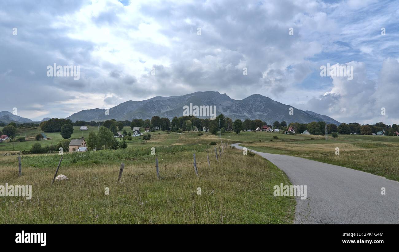 Pašina Voda, Žabljak, Montenegro – 2022 agosto: Monte Durmitor visto da Pašina Voda Foto Stock