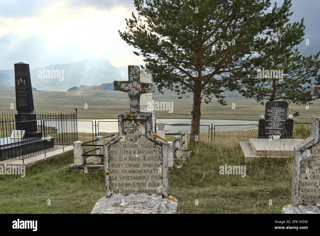 Novakovići, Žabljak, Montenegro – Agosto 2022: Lapidi sul cimitero Foto Stock