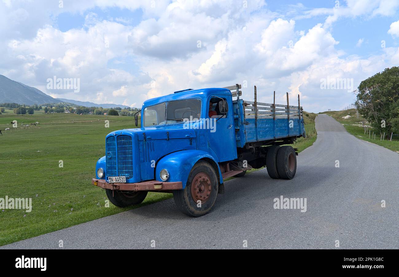 Pašina Voda, Žabljak, Montenegro – agosto 2022: FAB Oldtimer Truck a Pašina Voda Foto Stock