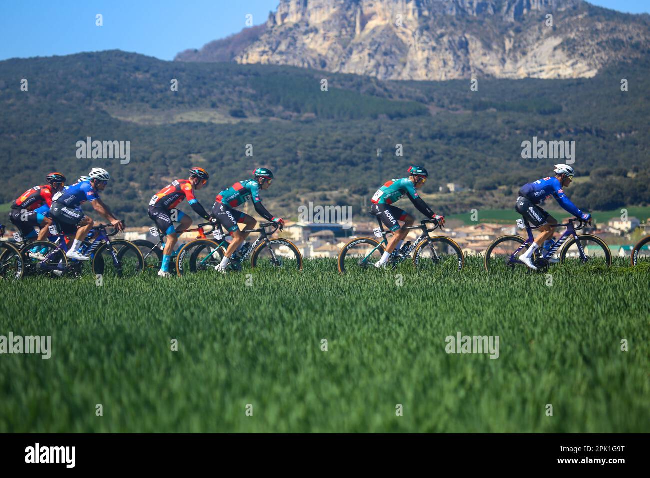 Ariski, Navarra, Spagna. 4th Apr, 2023. Zabal, Spagna, 04th aprile 2023: Jorge Arcas (Movistar Team) a capo del peloton durante la 2nd° tappa del Paese Basco Itzulia 2023 tra Viana e Leitza, il 04 aprile 2023, a Zabal, Spagna. (Credit Image: © Alberto Brevers/Pacific Press via ZUMA Press Wire) SOLO PER USO EDITORIALE! Non per USO commerciale! Foto Stock