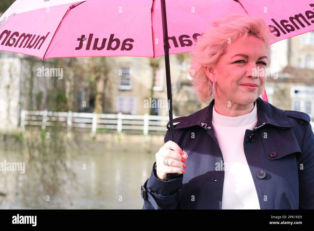 Kellie-Jay Keen, alias Posie Parker, attivista anti-transgender che tiene un ombrello rosa con il logo 'Woman, adult, female' in Inghilterra nell'aprile 2023 Foto Stock