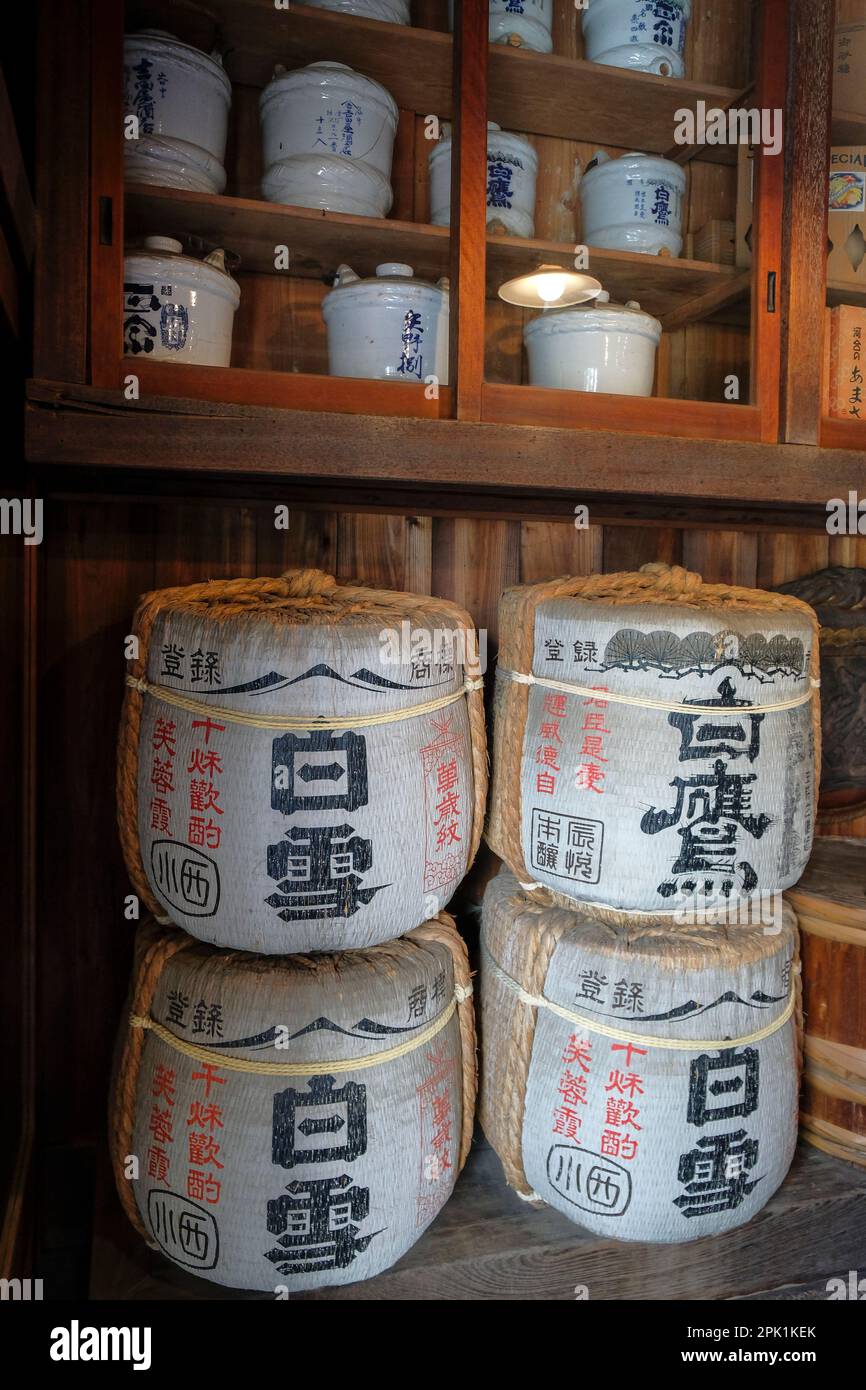 Tokyo, Giappone - 3 marzo 2023: Barili di sakè nell'annesso del Museo Shitamachi, ex negozio di liquori Yoshidaya, a Tokyo, Giappone. Foto Stock